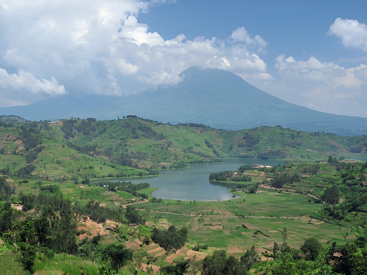 Danau dan gunung berapi di Pegunungan Virunga.