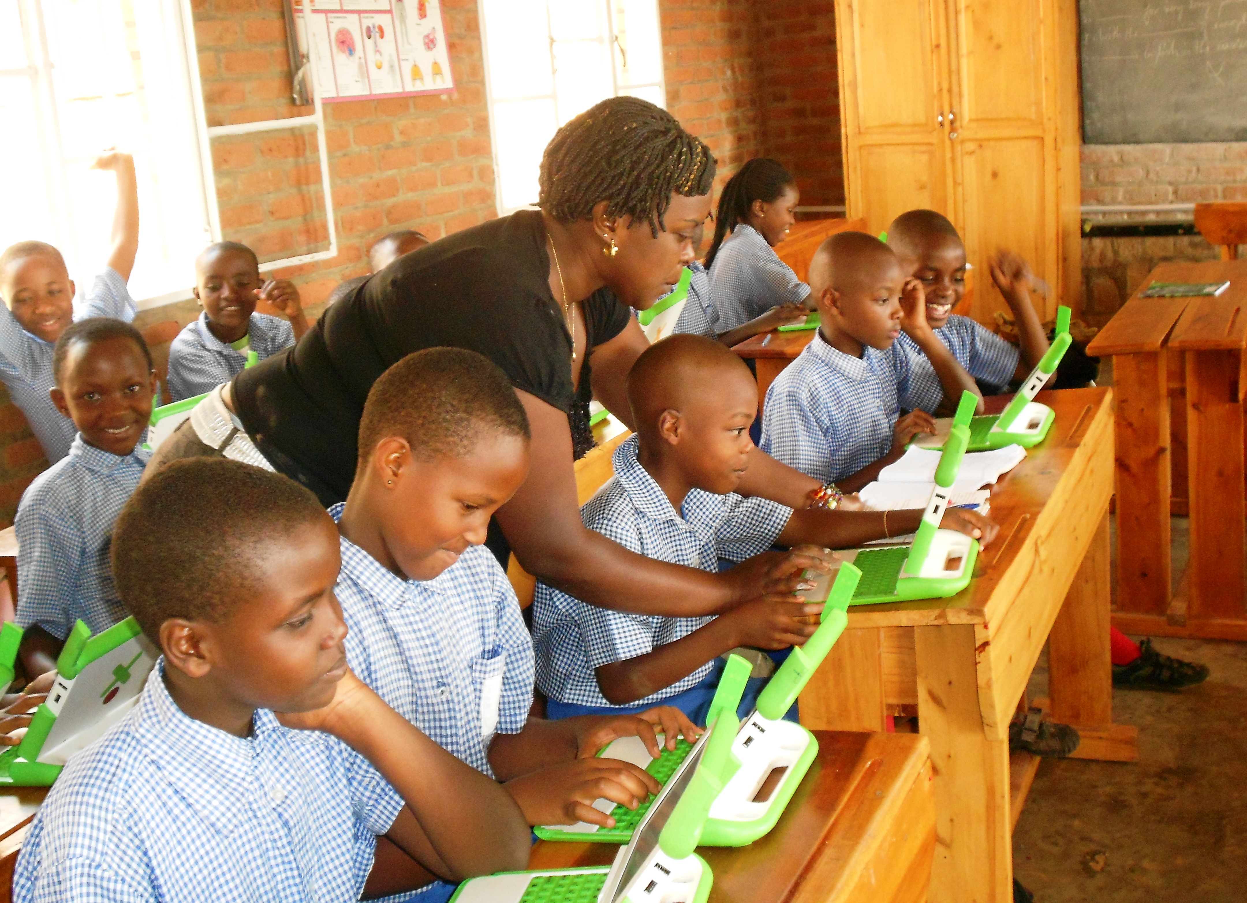 Kanak-kanak di sekolah rendah Rwanda, menggunakan komputer riba yang dibekalkan oleh program One Laptop Per Child.