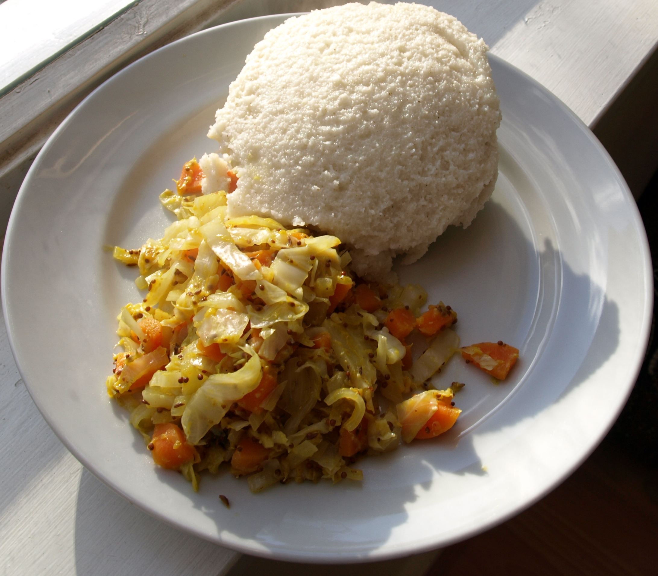 Sepiring ugali dan kubis.