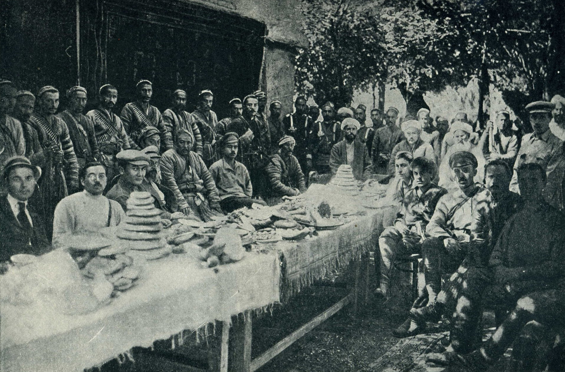 Negosiasi Soviet dengan Basmachi, 1921. Gerakan ini menentang kekuasaan Bolshevik di Asia Tengah.