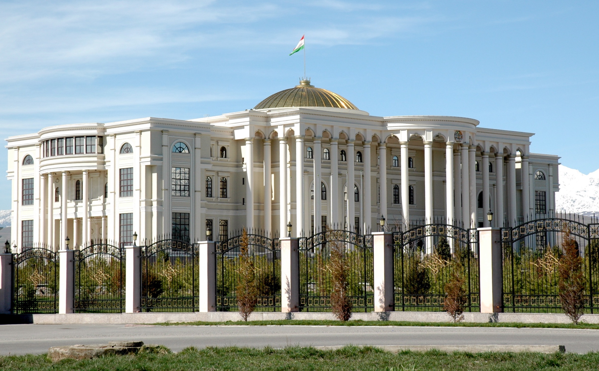 Istana Bangsa di Dushanbe, kediaman resmi Presiden Tajikistan.