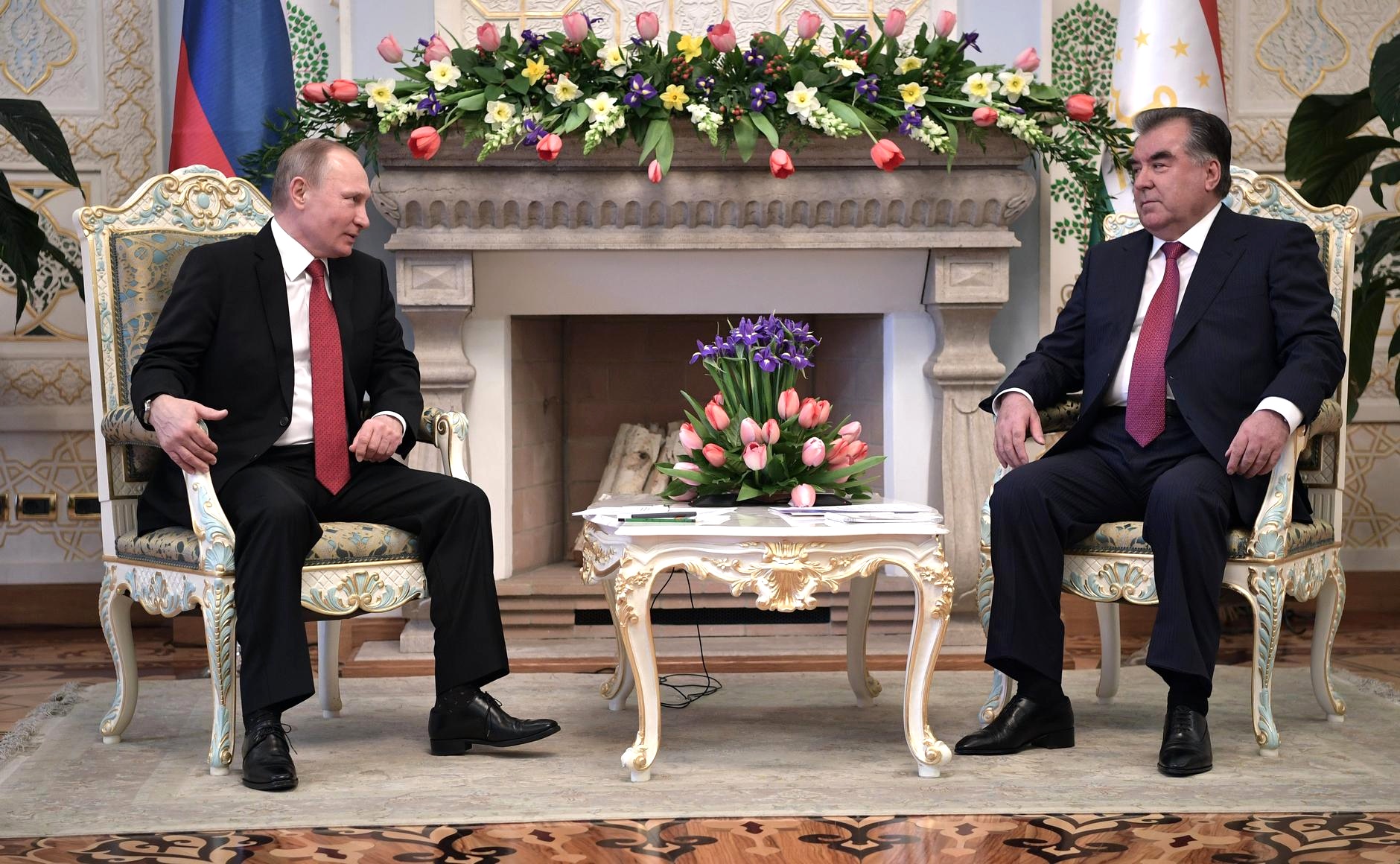 Presiden Tajikistan Emomali Rahmon bersama presiden Rusia Vladimir Putin. Partai Demokratik Rakyat Tajikistan yang dipimpin Rahmon mendominasi lanskap politik.