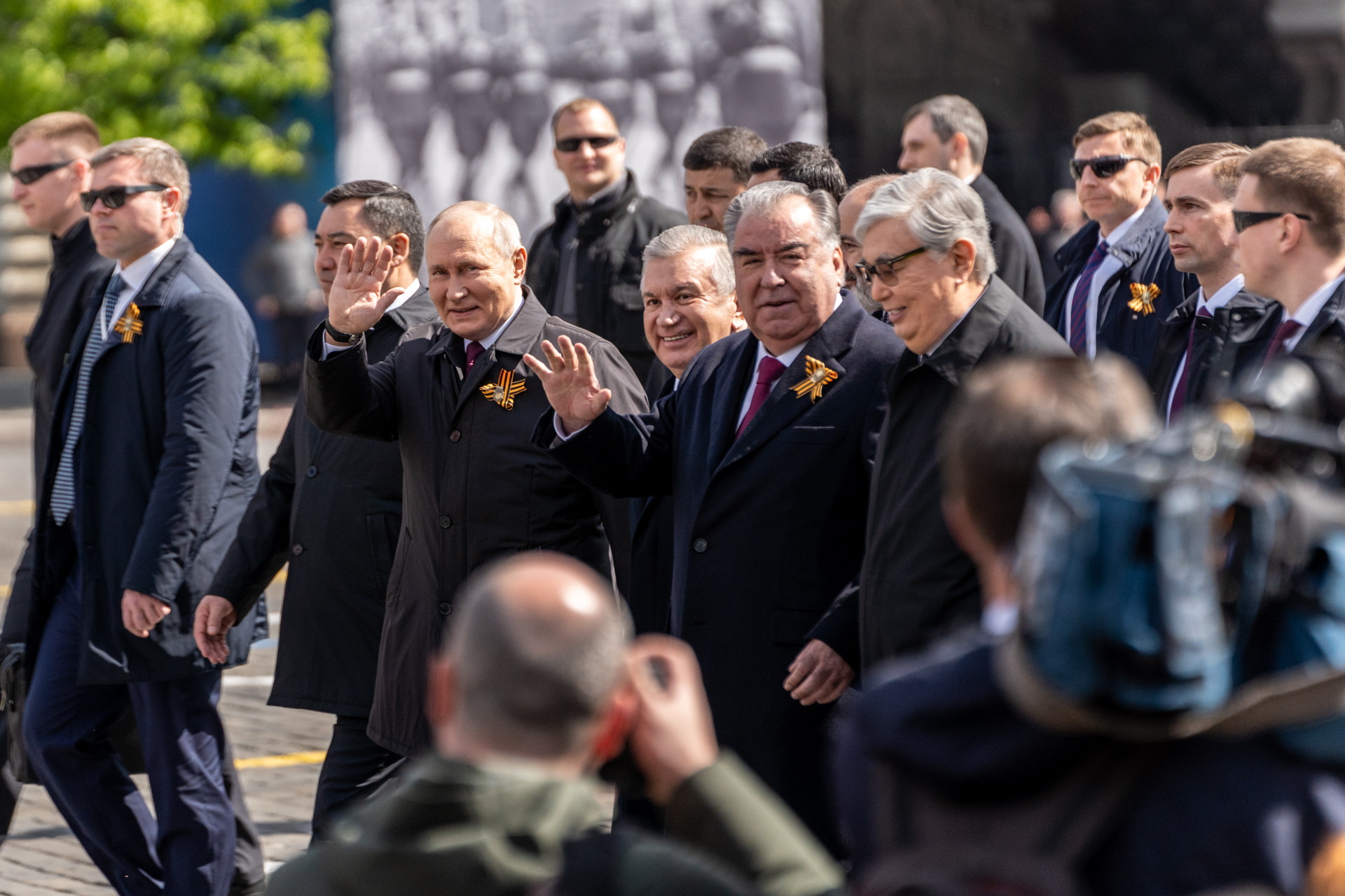 Rahmon, Mirziyoyev, Tokayev dan para pemimpin pasca-Soviet lainnya pada Parade Hari Kemenangan Moskow 2023. Tajikistan mempertahankan hubungan militer yang erat dengan Rusia.