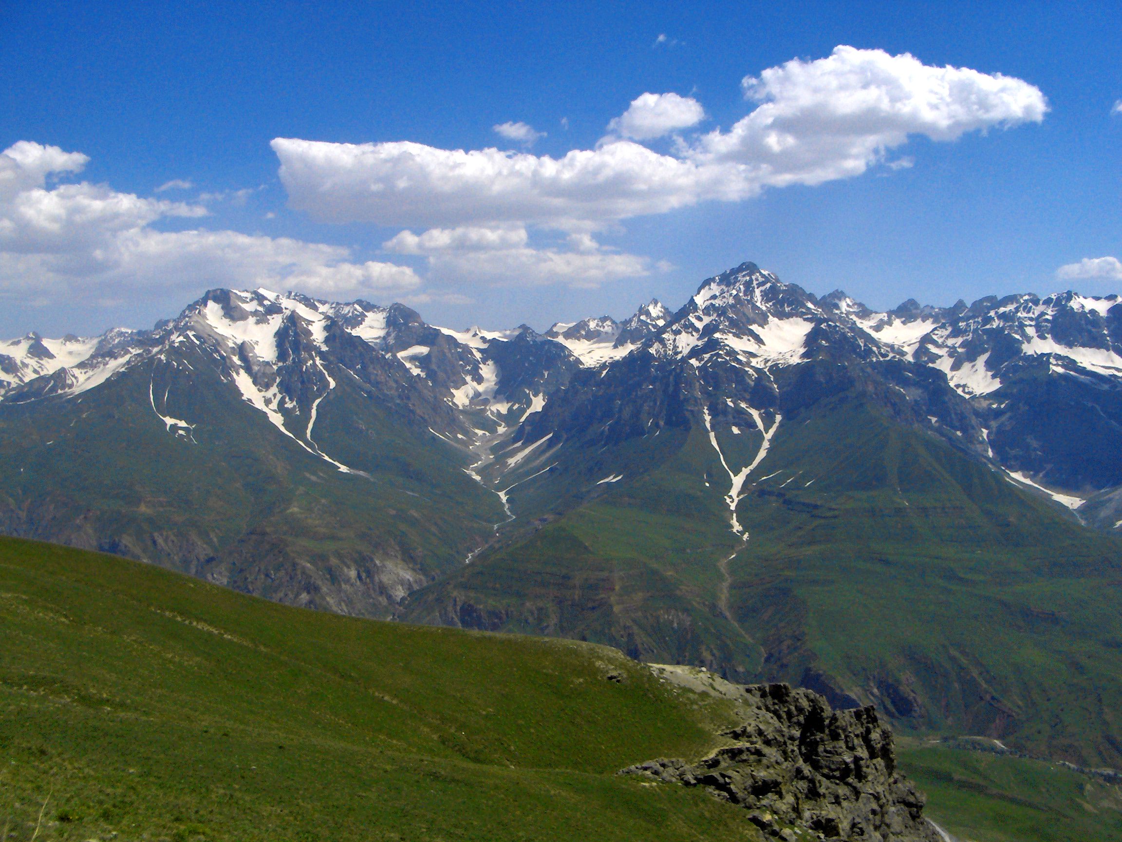 Pegunungan mendominasi lanskap Tajikistan.