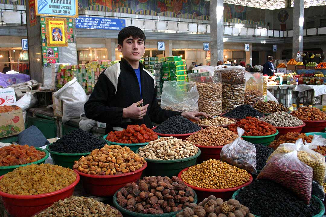 Seorang penjual buah kering Tajik. Pertanian dan perdagangan kecil merupakan bagian penting dari ekonomi.