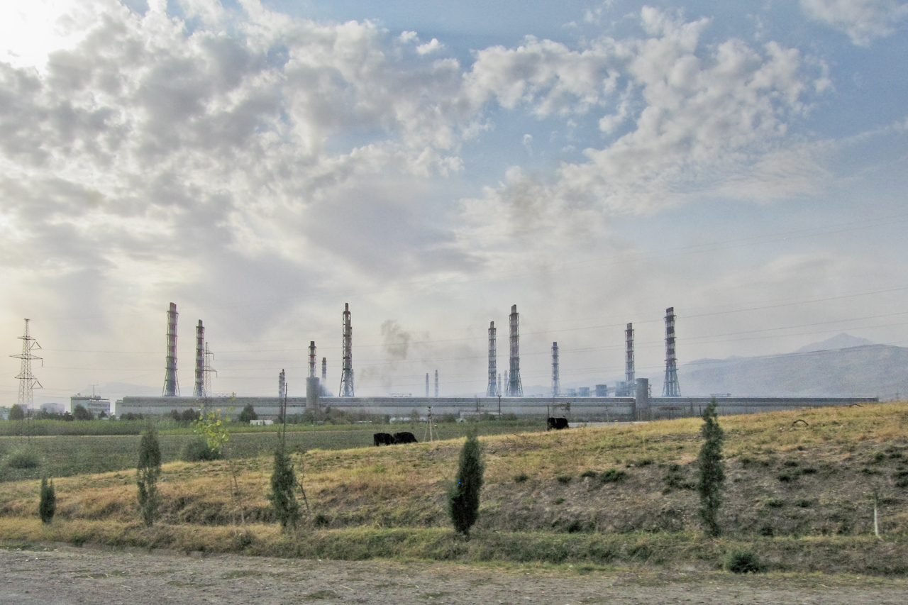 Pabrik peleburan aluminium TadAZ di Tursunzoda, merupakan pabrik aluminium terbesar di Asia Tengah dan aset industri utama Tajikistan.