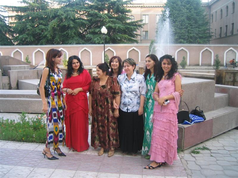 Sekelompok wanita Tajik. Etnis Tajik merupakan mayoritas di negara ini.