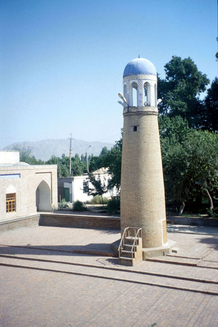 Sebuah masjid di Isfara. Islam adalah agama dominan di Tajikistan.