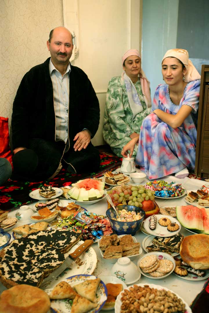 Sebuah keluarga Tajik merayakan Idul Fitri. Musik dan tarian sering menjadi bagian dari perayaan.
