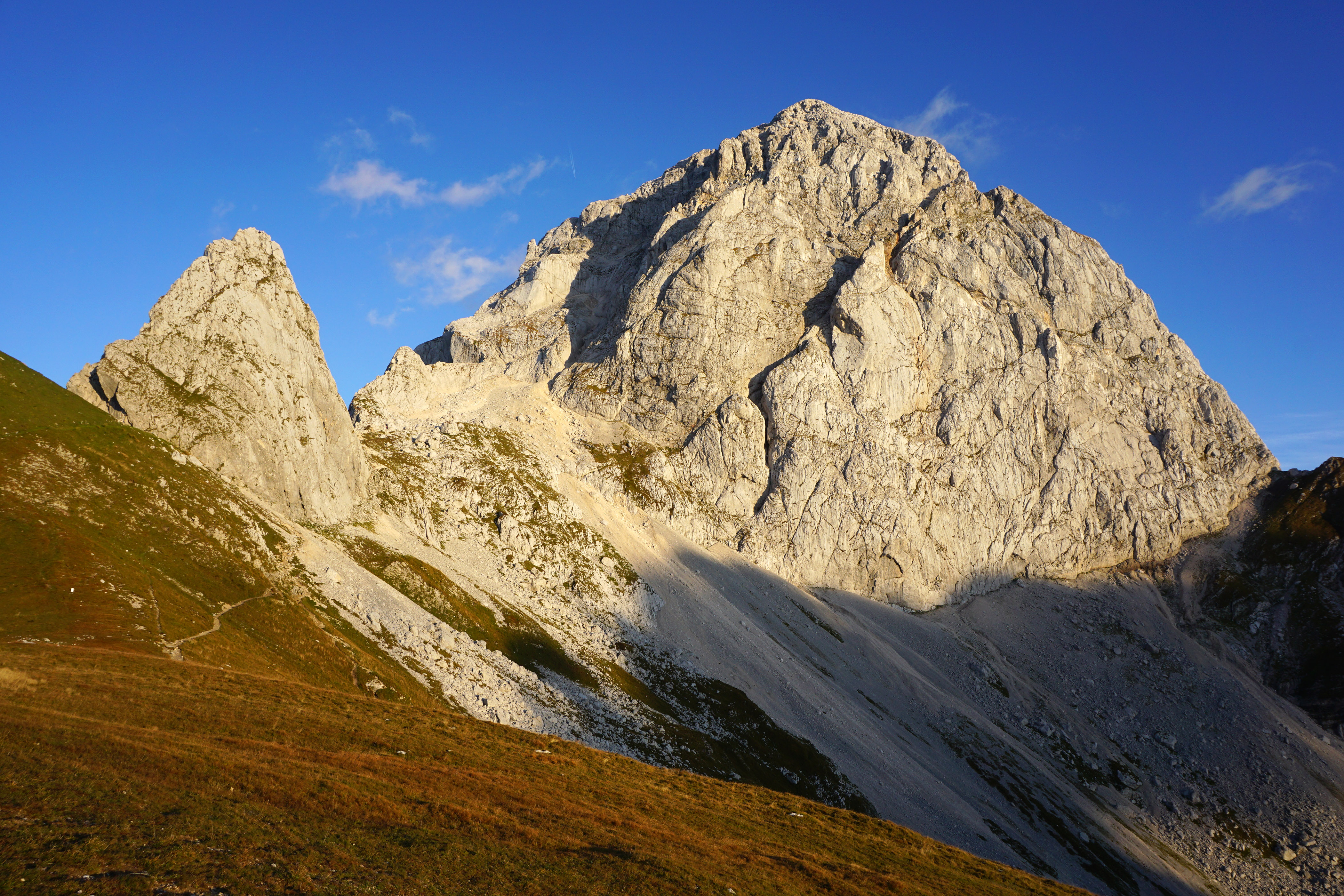 Núi Mangart, thuộc Julian Alps, là đỉnh núi cao thứ ba ở Slovenia, sau Triglav và Škrlatica.