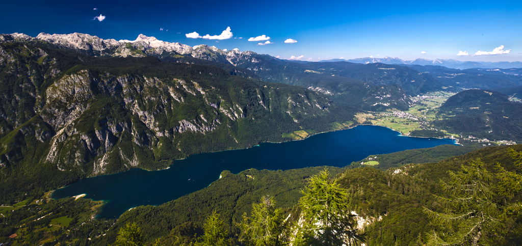 Hồ Bohinj, hồ lớn nhất Slovenia và là một trong hai đầu nguồn của sông Sava.