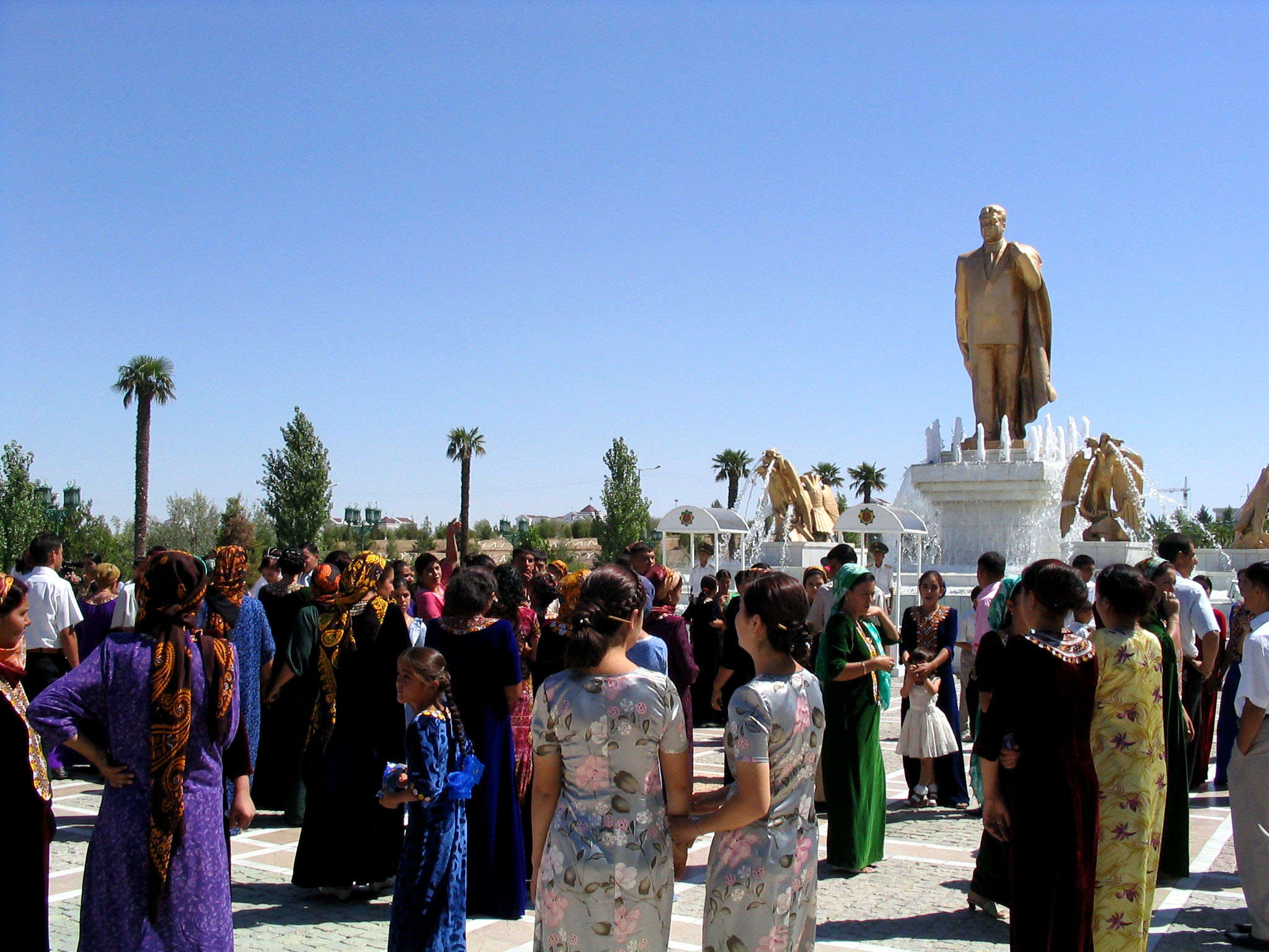 Patung emas Saparmurat Niyazov di Ashgabat