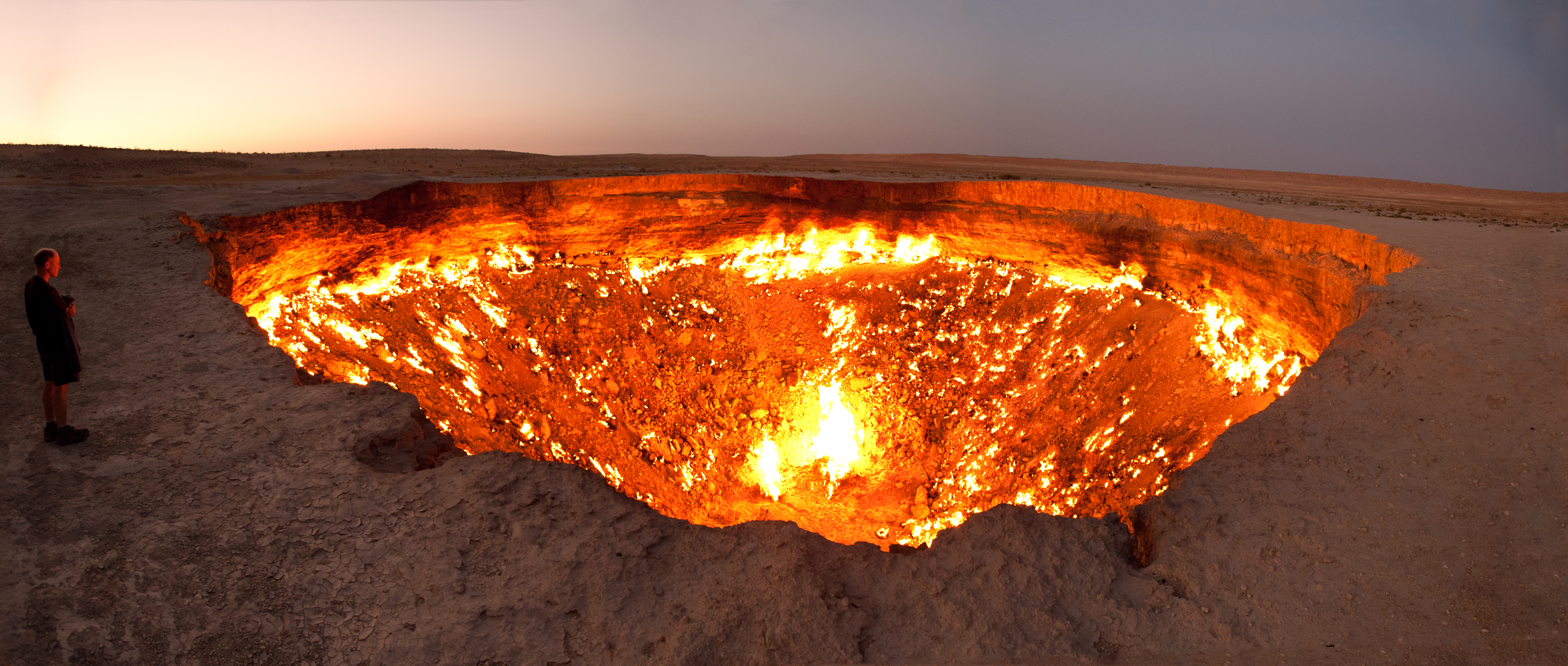 Panorama tapak kawah gas Darvaza