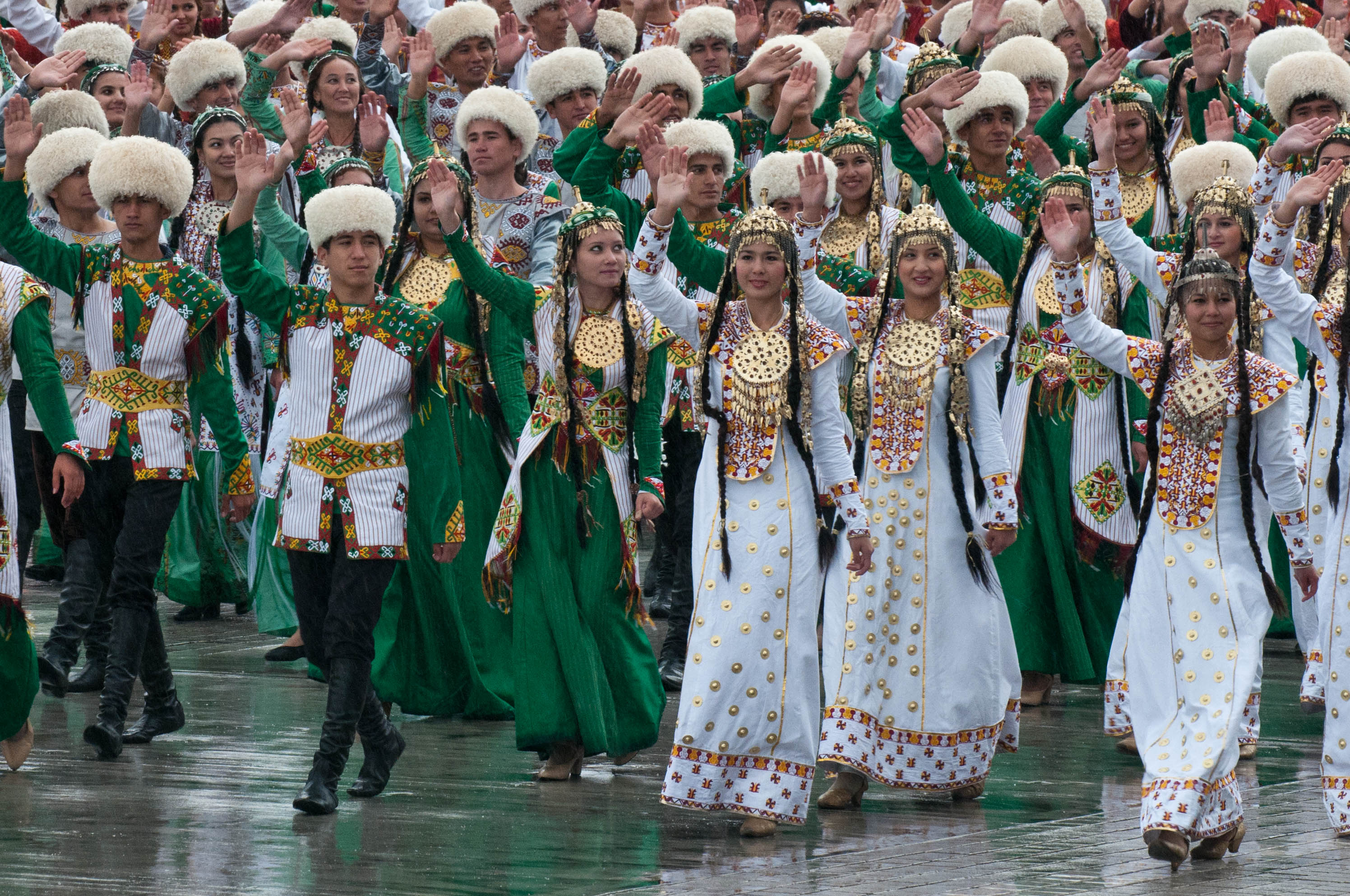 Orang Turkmen dalam pakaian tradisional pada parade Hari Kemerdekaan ke-20, 2011.
