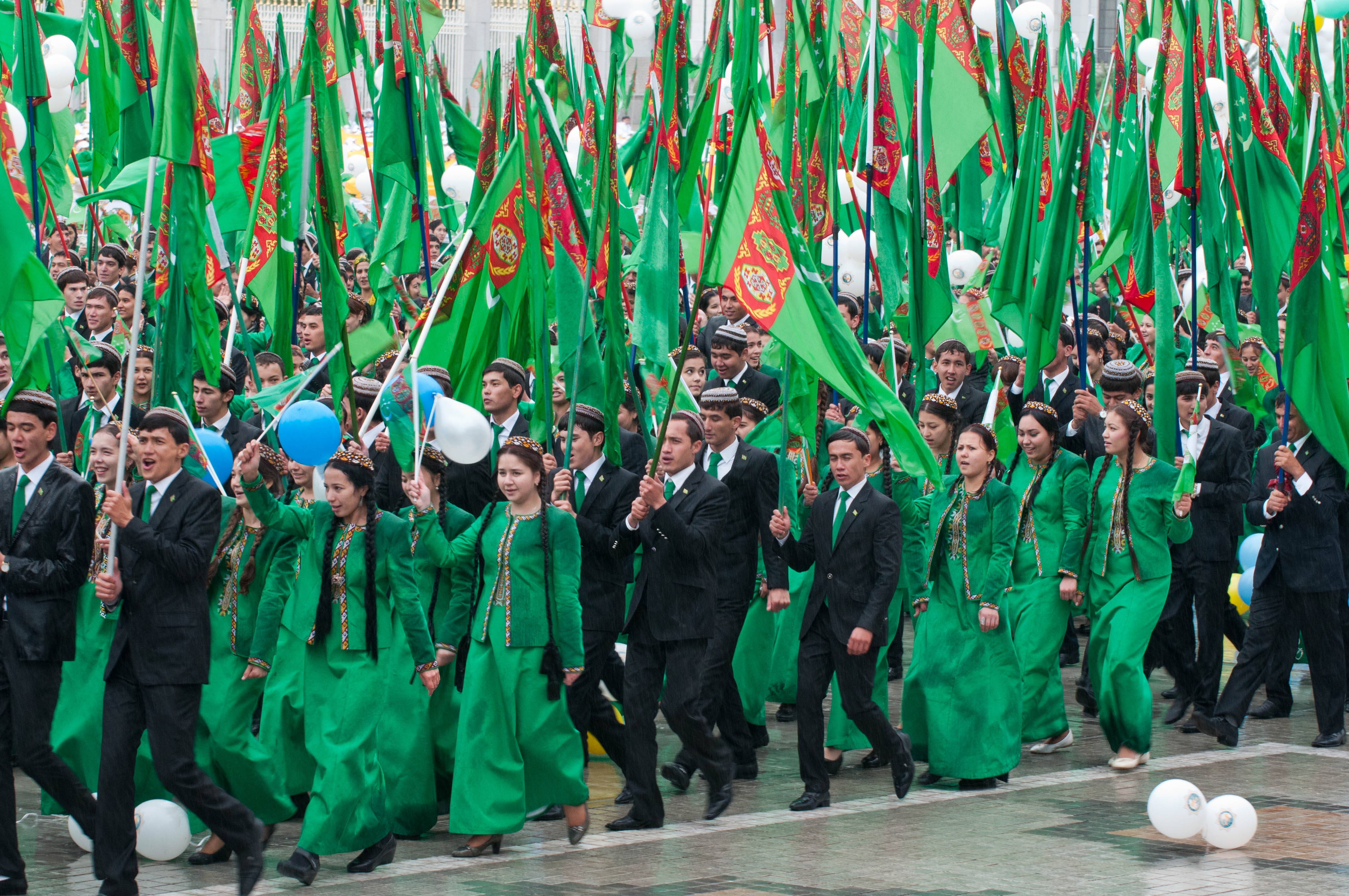 Mahasiswa Turkmen dalam seragam universitas