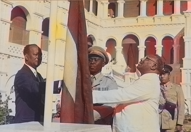 Bendera Sudan dinaikkan pada upacara kemerdekaan pada 1 Januari 1956 oleh Perdana Menteri Ismail al-Azhari dan di hadapan pemimpin pembangkang Mohamed Ahmed Almahjoub.