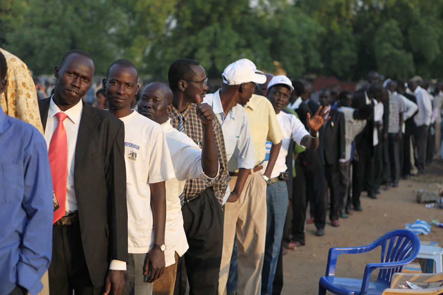 Rakyat Sudan Selatan menunggu untuk mengundi semasa Referendum kemerdekaan Sudan Selatan 2011.