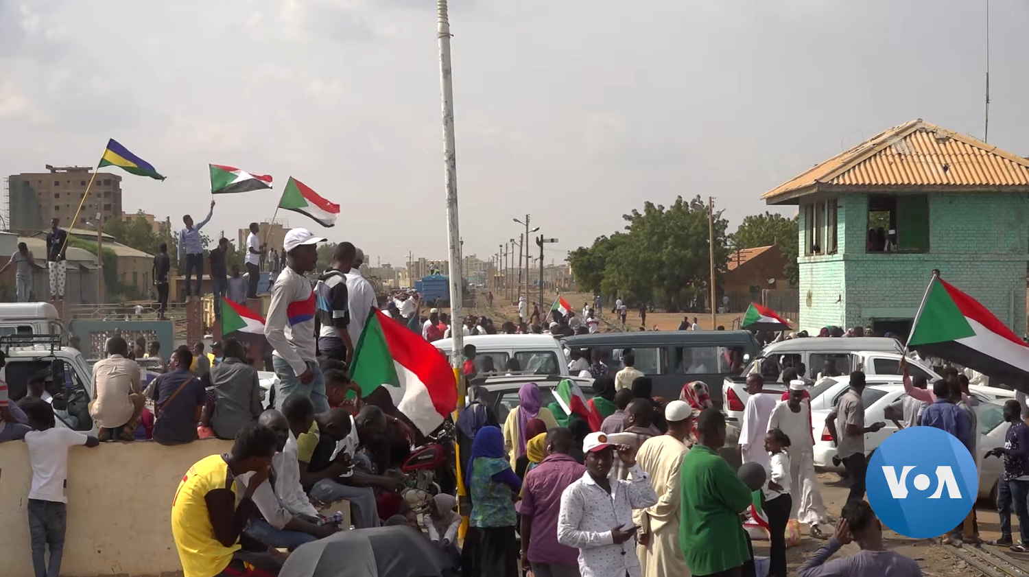 Penunjuk perasaan Sudan meraikan penandatanganan Draf Perisytiharan Perlembagaan pada 17 Ogos 2019 antara wakil tentera dan awam.