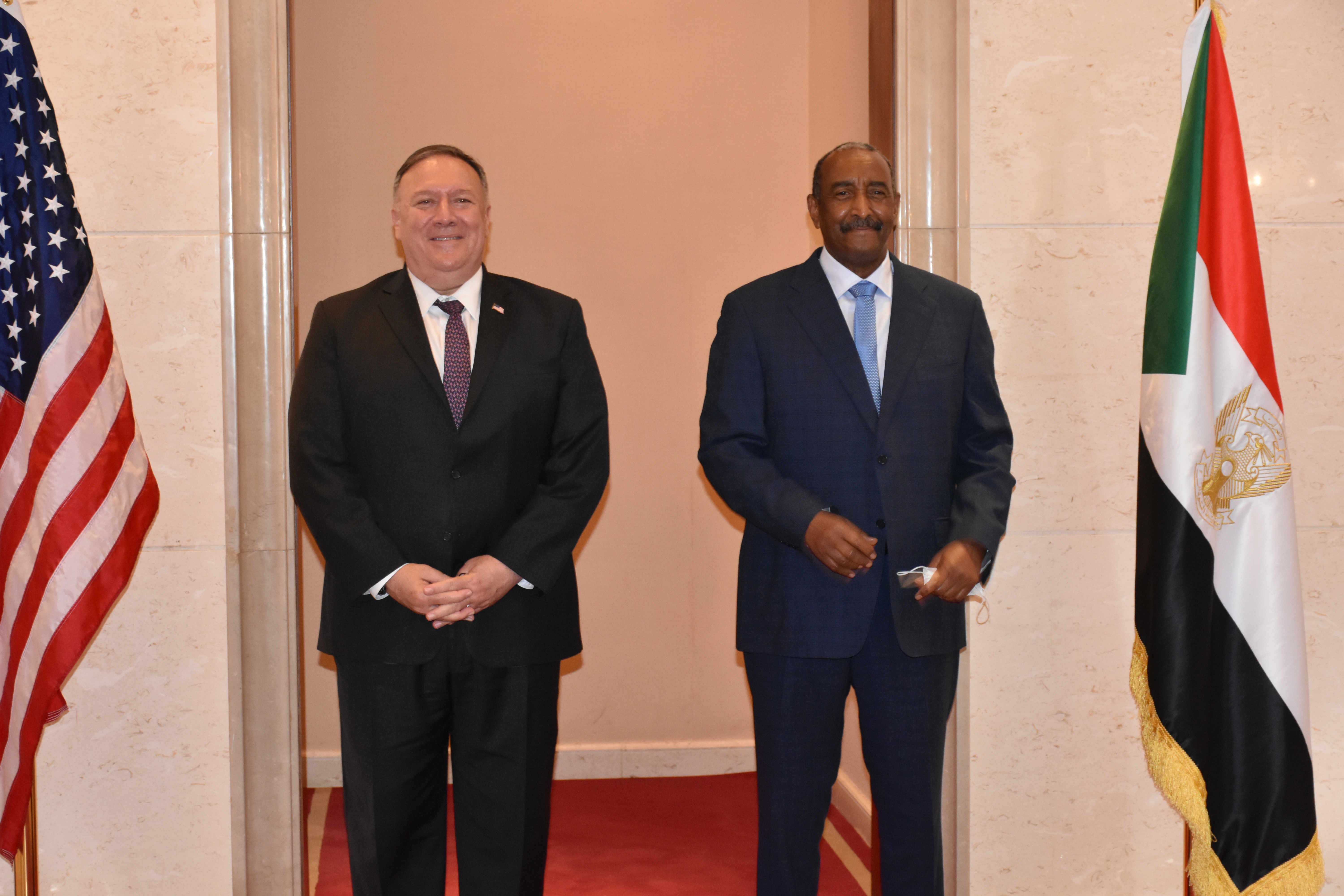 Pengerusi majlis kedaulatan Sudan, Jeneral Abdel Fattah al-Burhan, bersama Setiausaha Negara A.S. Mike Pompeo, 2020.