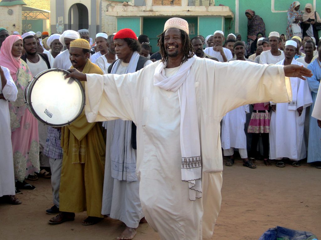 Seorang Sufi darwis memainkan gendang untuk menghangatkan suasana petang Jumaat di Omdurman.