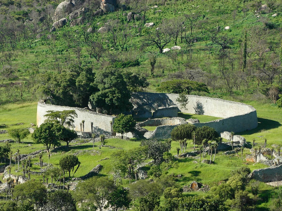 Di tích Đại Zimbabwe. Các nhà cai trị người Kalanga/người Shona của vương quốc này đã thống trị thương mại tại Ingombe Ilede