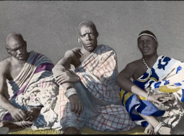 Ba tù trưởng trẻ người Ngoni. Người Ngoni đã tiến vào Đông Zambia từ KwaZulu ở Nam Phi. Cuối cùng họ đã đồng hóa vào các nhóm dân tộc địa phương.