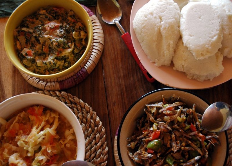Nsima (góc trên bên phải) với ba loại relish.
