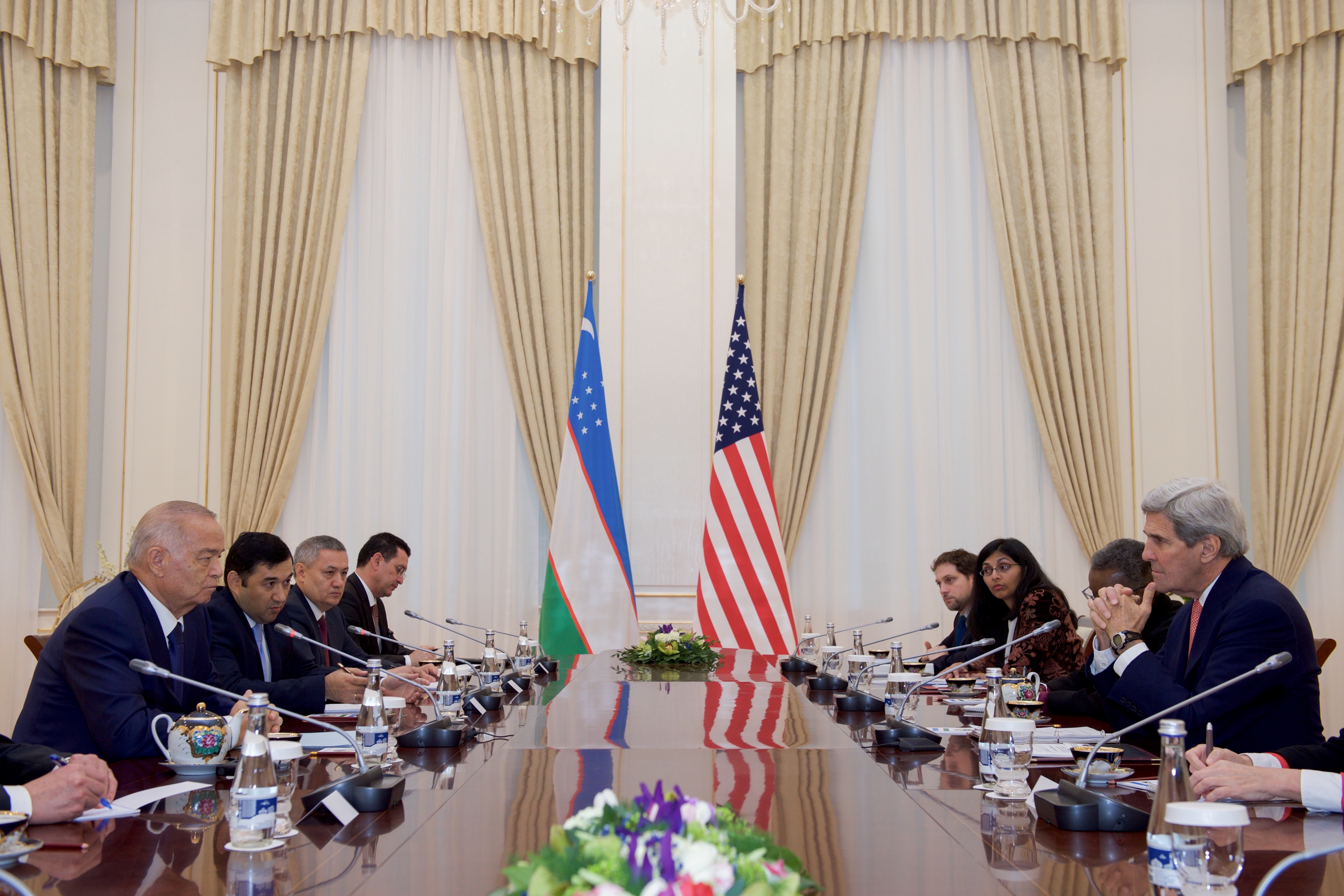 Presiden Islam Karimov bersama Setiausaha Negara AS John Kerry di Samarkand pada November 2015