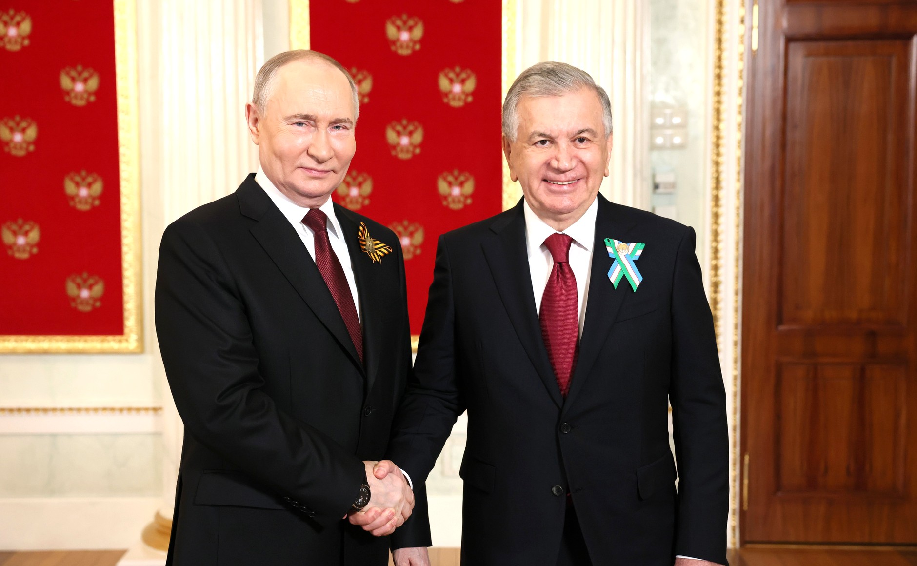 Presiden Shavkat Mirziyoyev bersama Presiden Rusia Vladimir Putin sebelum Perarakan Hari Kemenangan Moscow di Moscow, Rusia, 9 Mei 2024