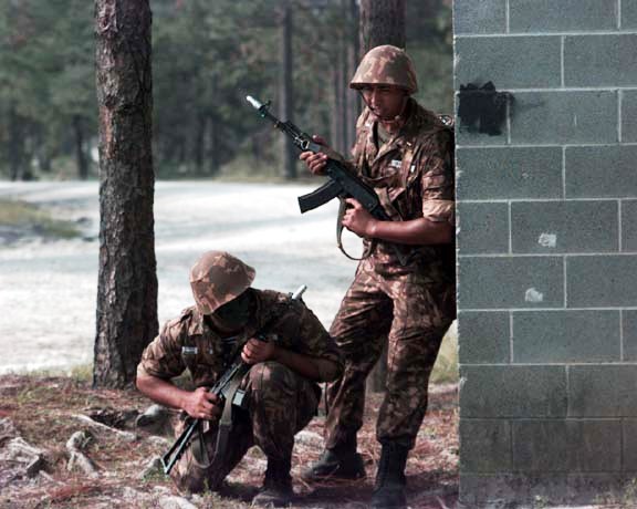 Tentera Uzbekistan semasa latihan operasi kerjasama