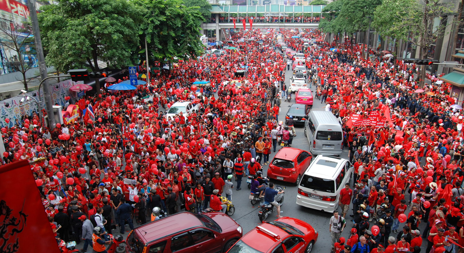 Barisan Bersatu untuk Demokrasi Menentang Kediktatoran, juga dikenali sebagai Baju Merah, semasa protes pada tahun 2010.