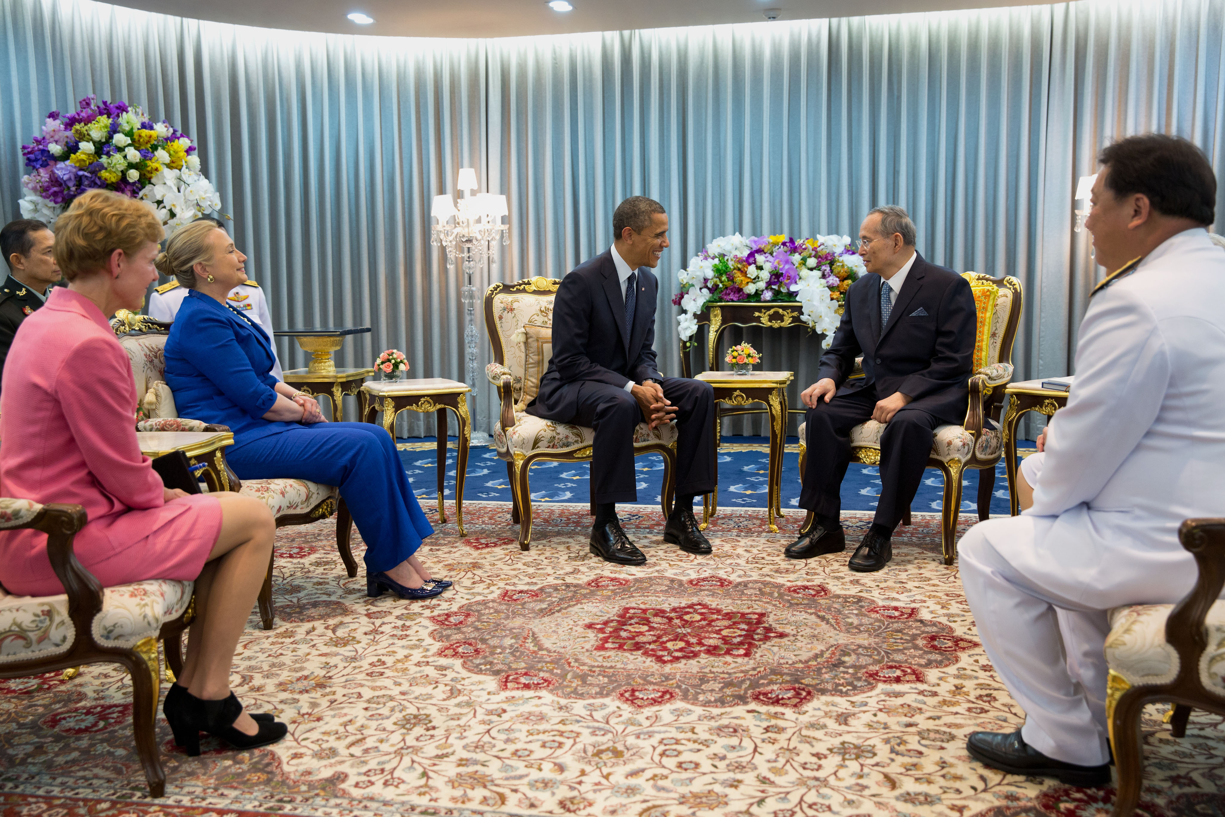 Raja Bhumibol Adulyadej dalam pertemuan dengan Presiden A.S. Barack Obama, 18 November 2012