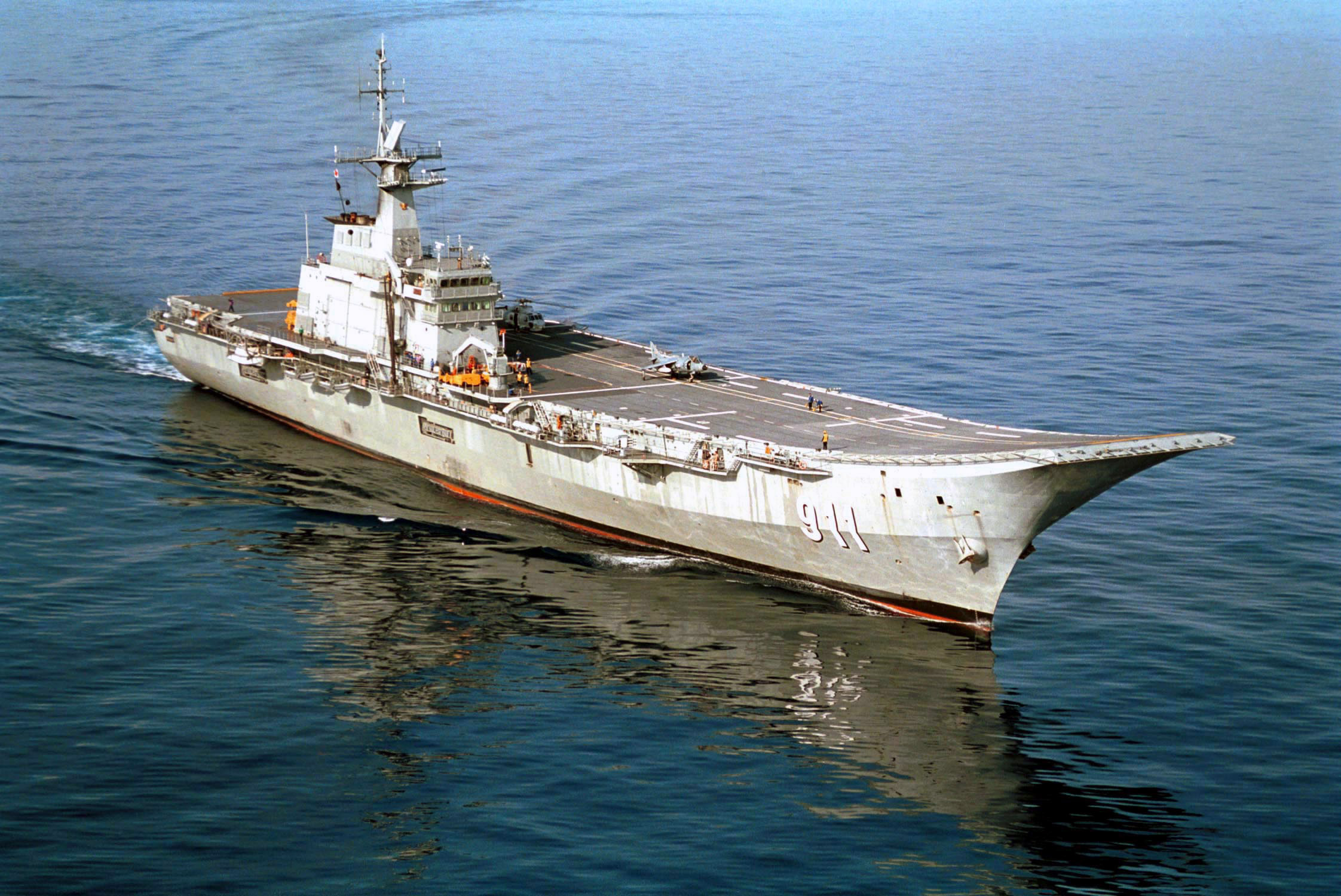 HTMS Chakri Naruebet, sebuah kapal pengangkut pesawat Tentera Laut Diraja Thai