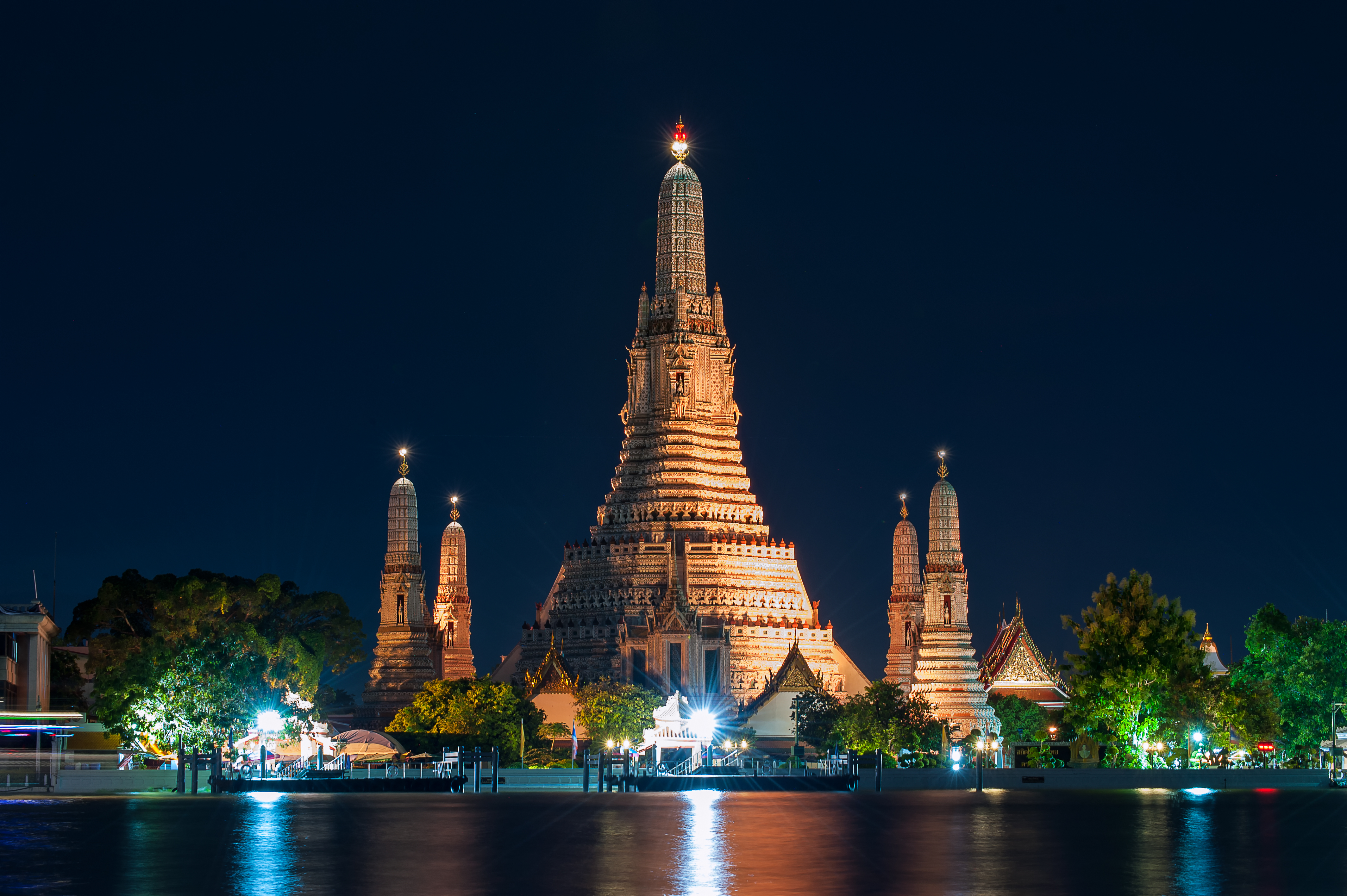 Wat Arun, Bangkok, adalah antara mercu tanda Thailand yang paling terkenal.