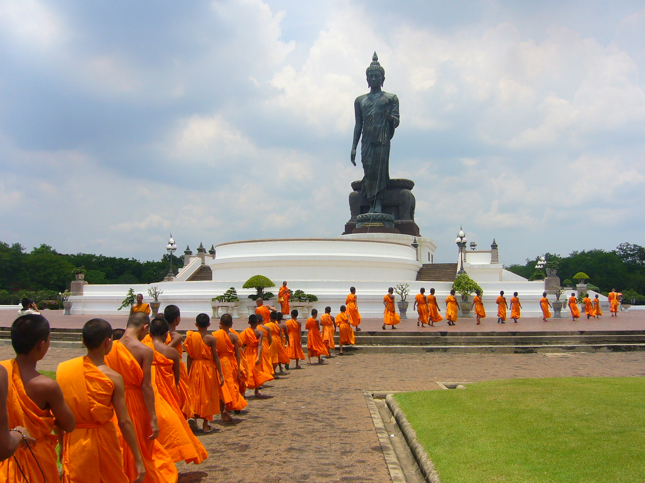 Samanera agama Buddha Theravada, agama yang paling banyak diamalkan di Thailand