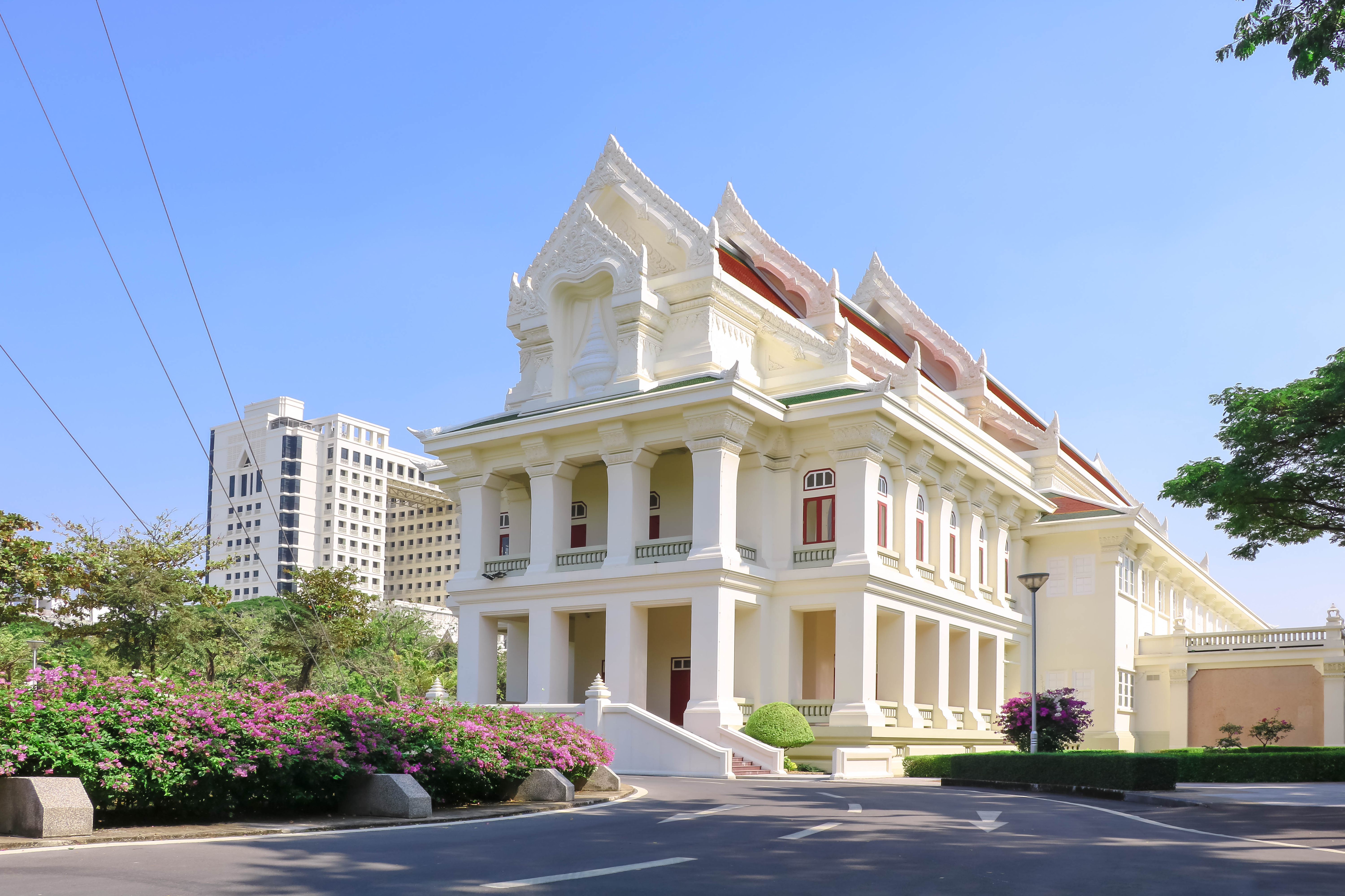 Universiti Chulalongkorn, ditubuhkan pada tahun 1917, adalah universiti tertua di Thailand.