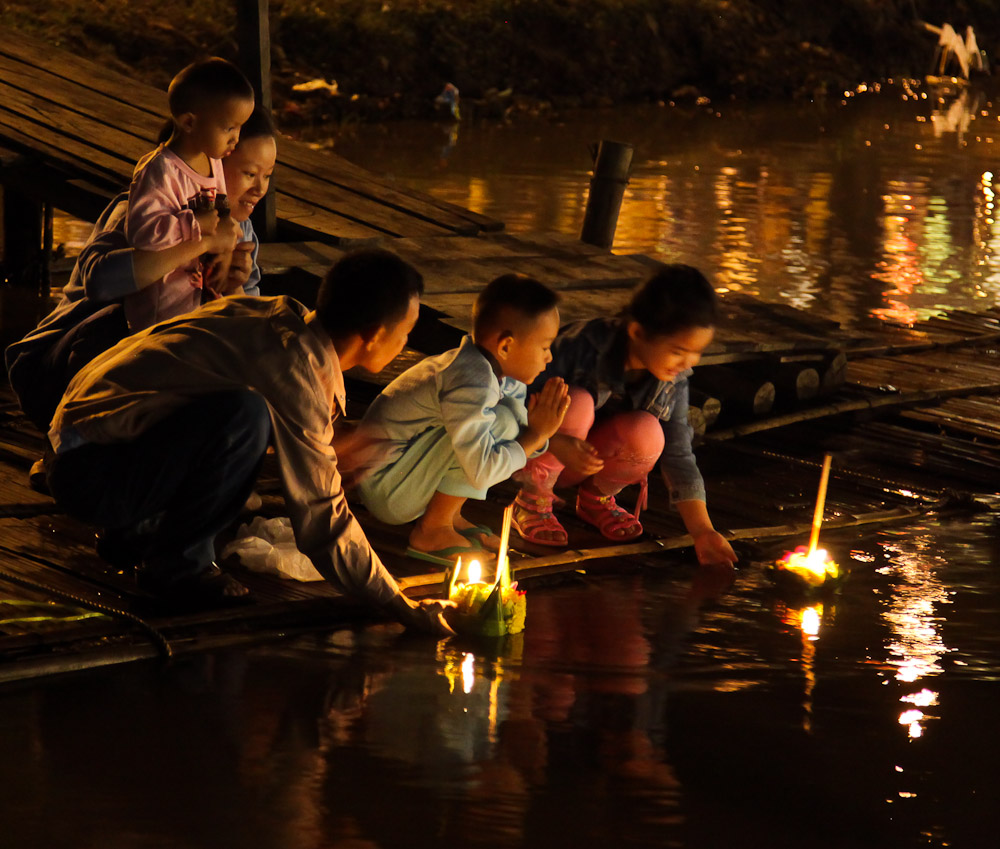 Orang ramai menghanyutkan rakit krathong semasa perayaan Loi Krathong di Chiang Mai, Thailand