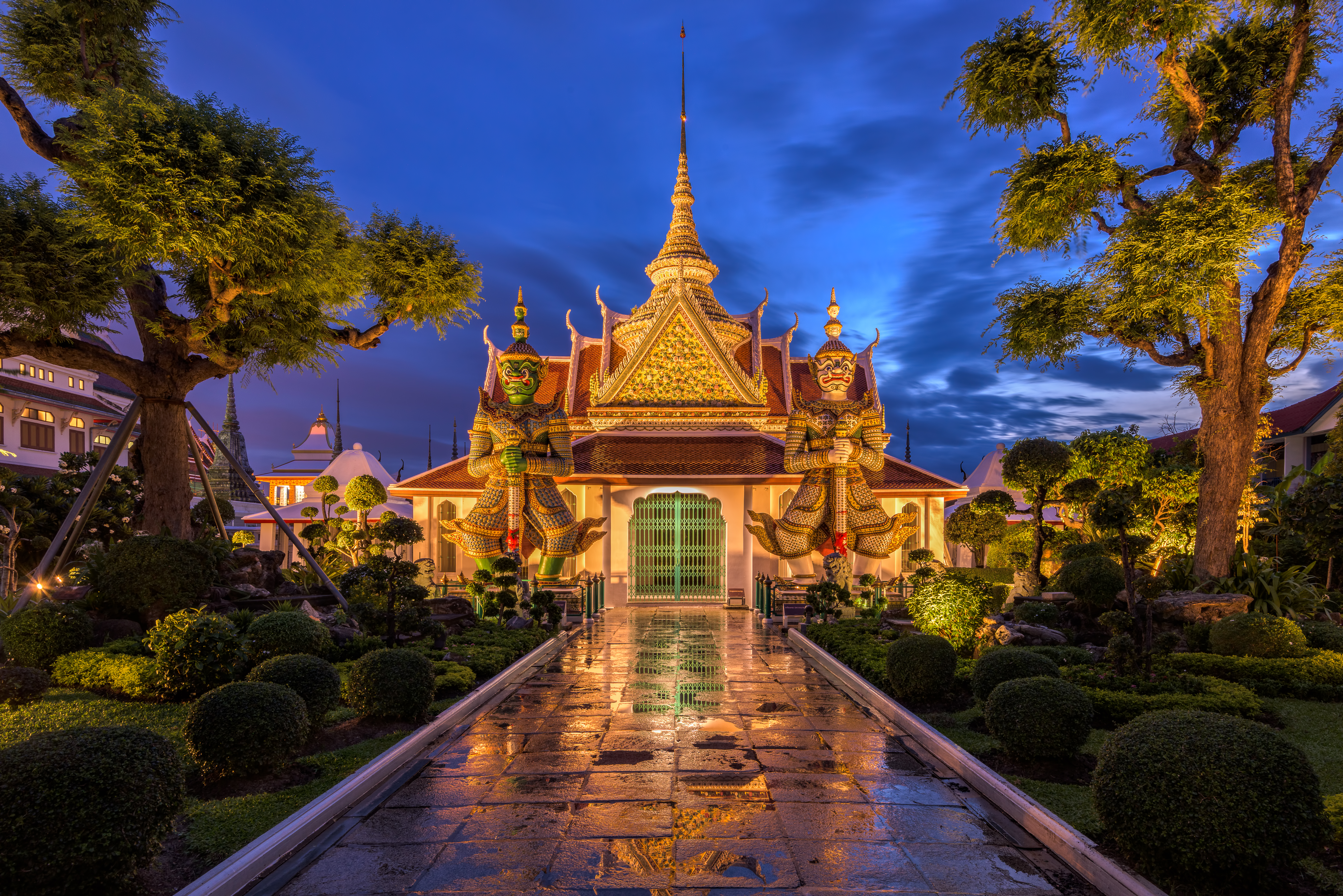 Dua arca di hadapan pintu timur ke dewan utama Wat Arun