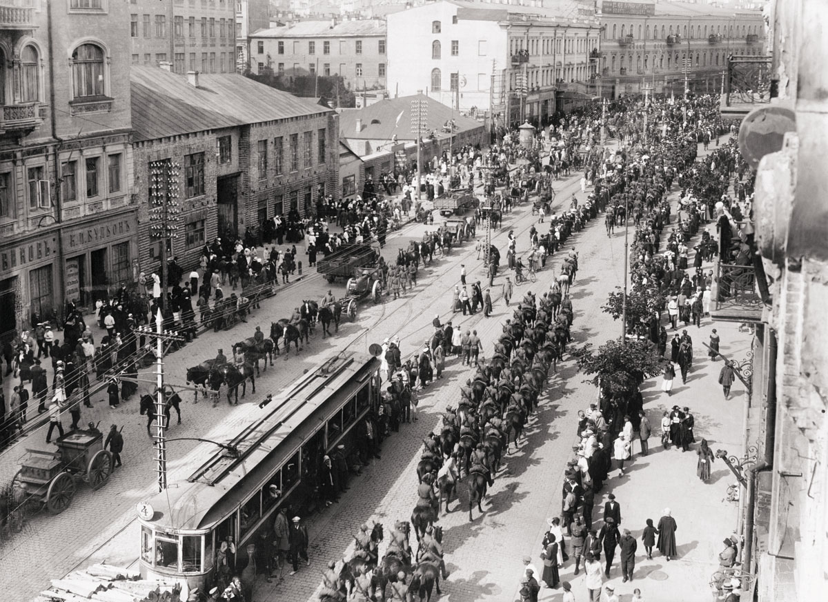 1920年のポーランド・ソビエト戦争中、ポーランド軍がキーウに入城した。1921年3月18日のリガ平和条約後、ポーランドが現在の西ウクライナを支配し、ソビエトが東ウクライナと中央ウクライナを支配した。