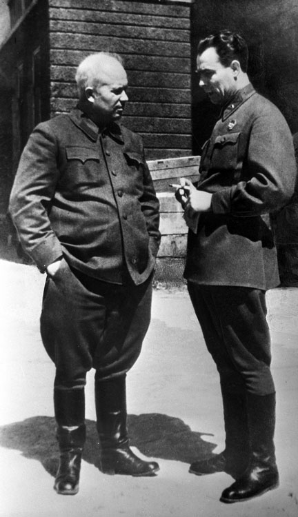 ニキータ・フルシチョフ(左、戦前のソビエト連邦共産党書記長)とレオニード・ブレジネフ(ウクライナカーミヤンシケ出身のエンジニア)という、後の二人のソビエト連邦指導者。
