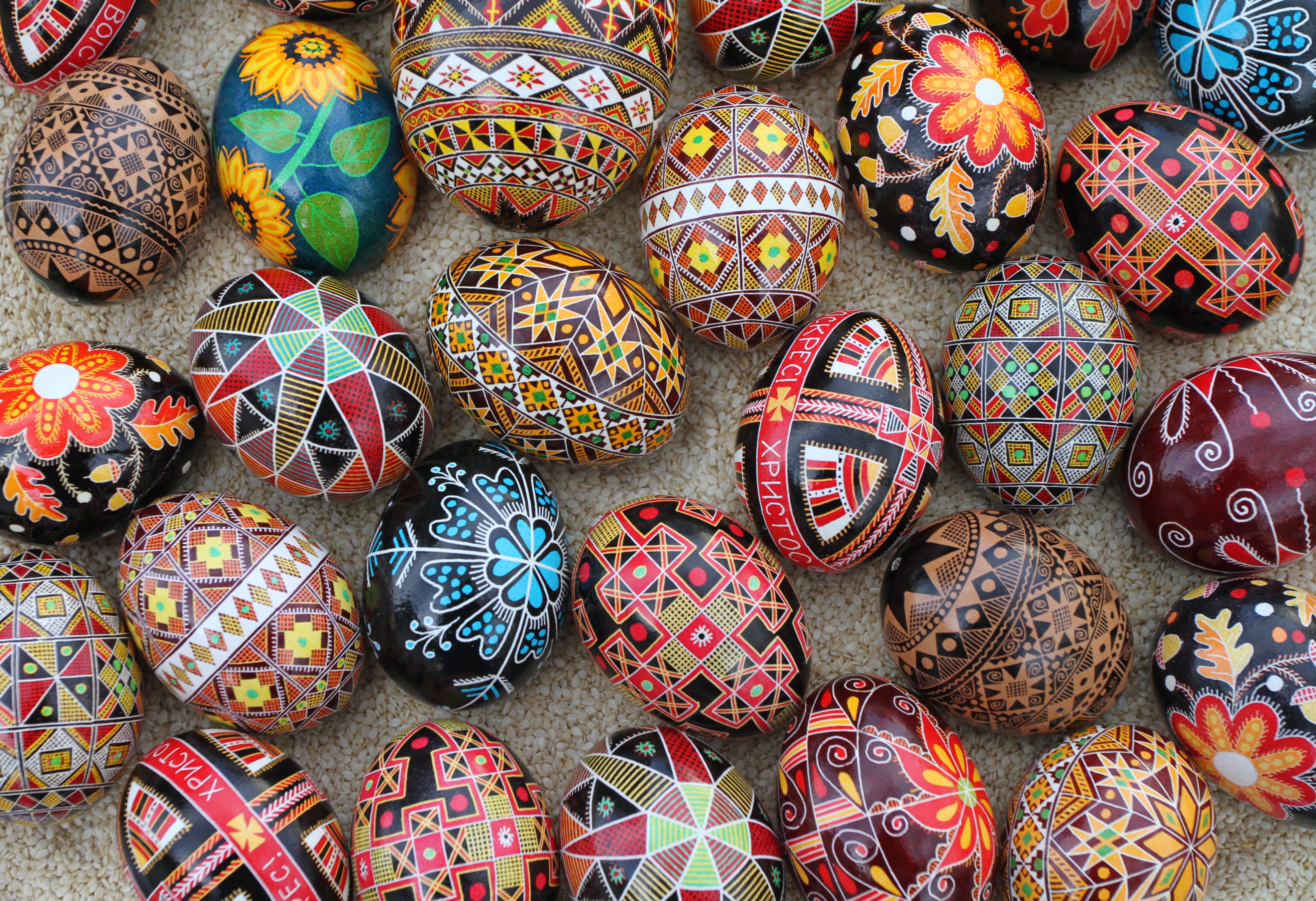 Bộ sưu tập trứng Phục sinh truyền thống Ukraina - pysanky. Các họa tiết trên pysanky có từ các nền văn hóa Slav sơ khai.
