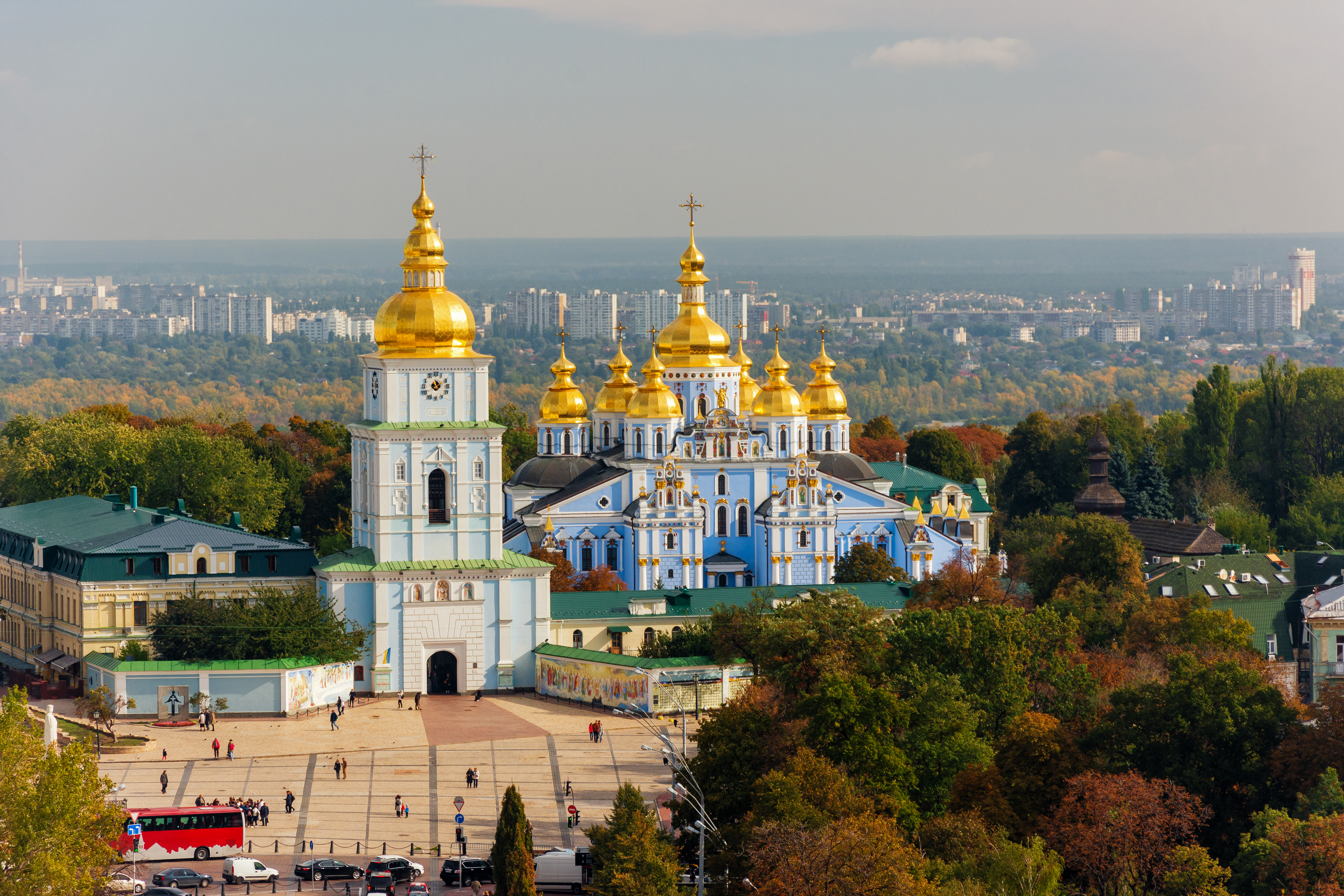Thánh đường Vòm Vàng Thánh Michael ở Kyiv, ví dụ điển hình nhất về Kiến trúc Baroque Cossack và là một trong những biểu tượng dễ nhận biết nhất của Ukraina