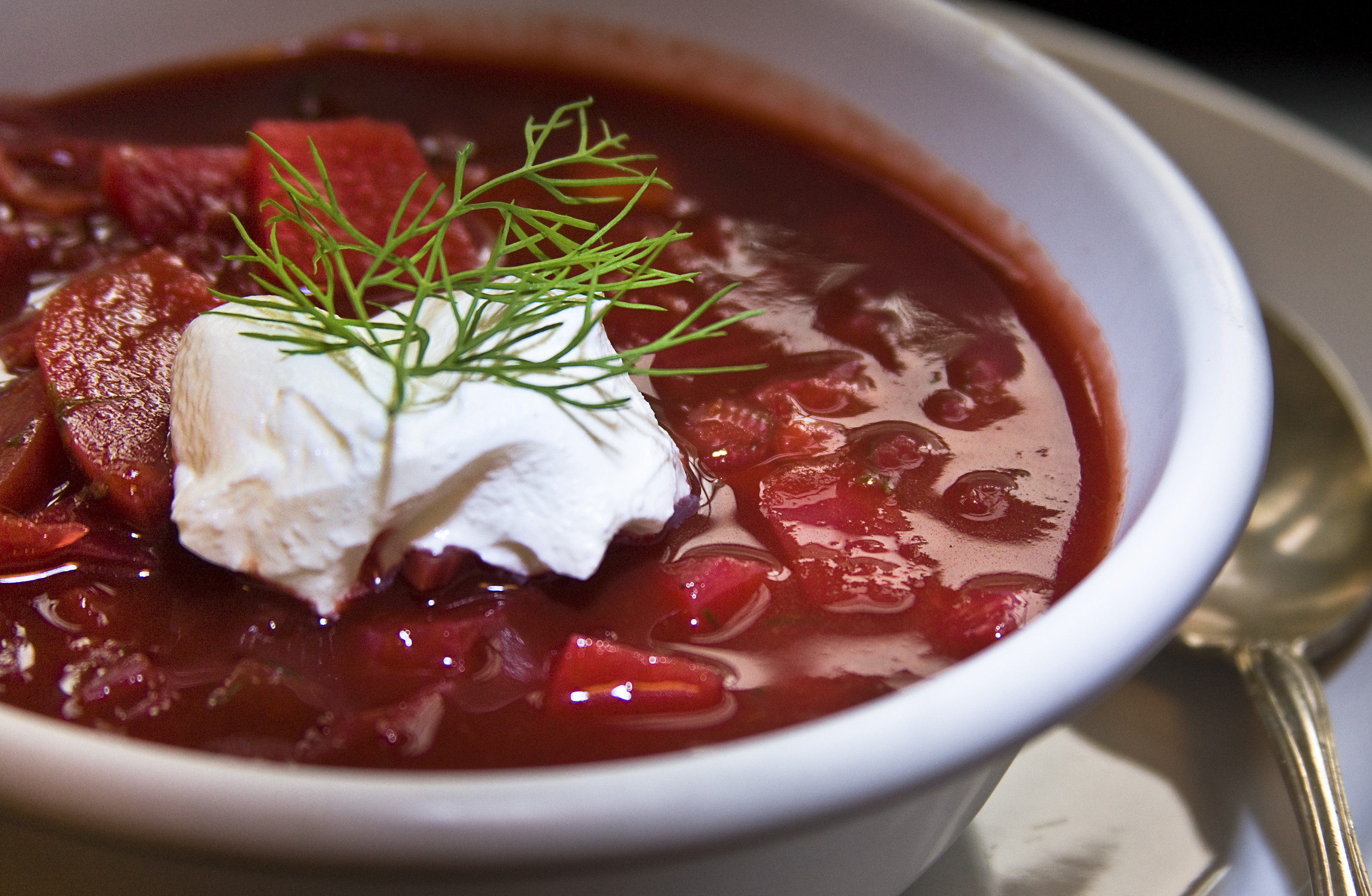 Borscht dùng với smetana (kem chua)