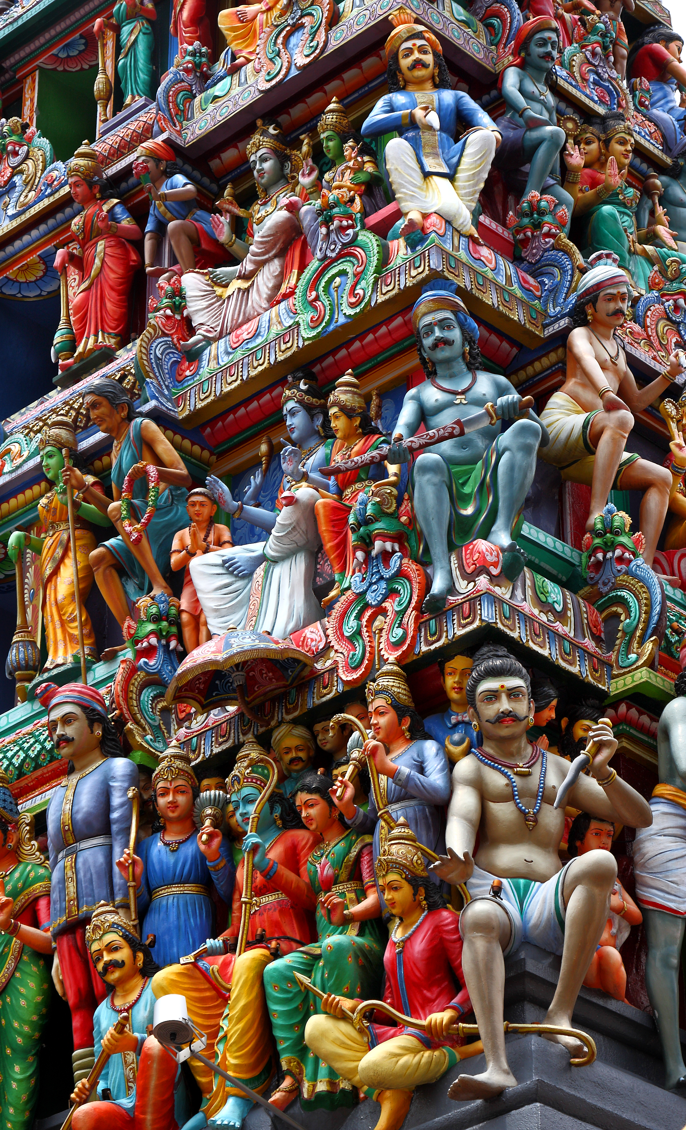 Detail hiasan di atas Kuil Sri Mariamman di distrik Pecinan, kuil Hindu tertua di Singapura sejak 1827.