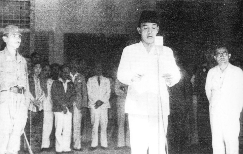 Pembacaan teks proklamasi kemerdekaan oleh Soekarno.