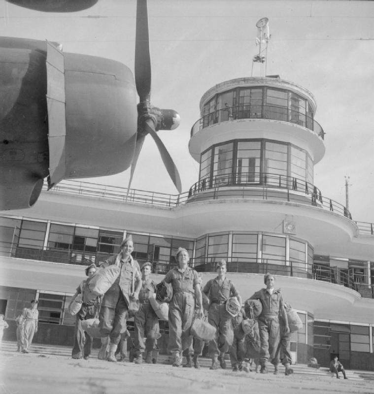 Evakuasi Inggris pada tahun 1945 setelah Penyerahan Jepang. Menara kontrol Bandar Udara Kallang di dekat kota telah dilestarikan.