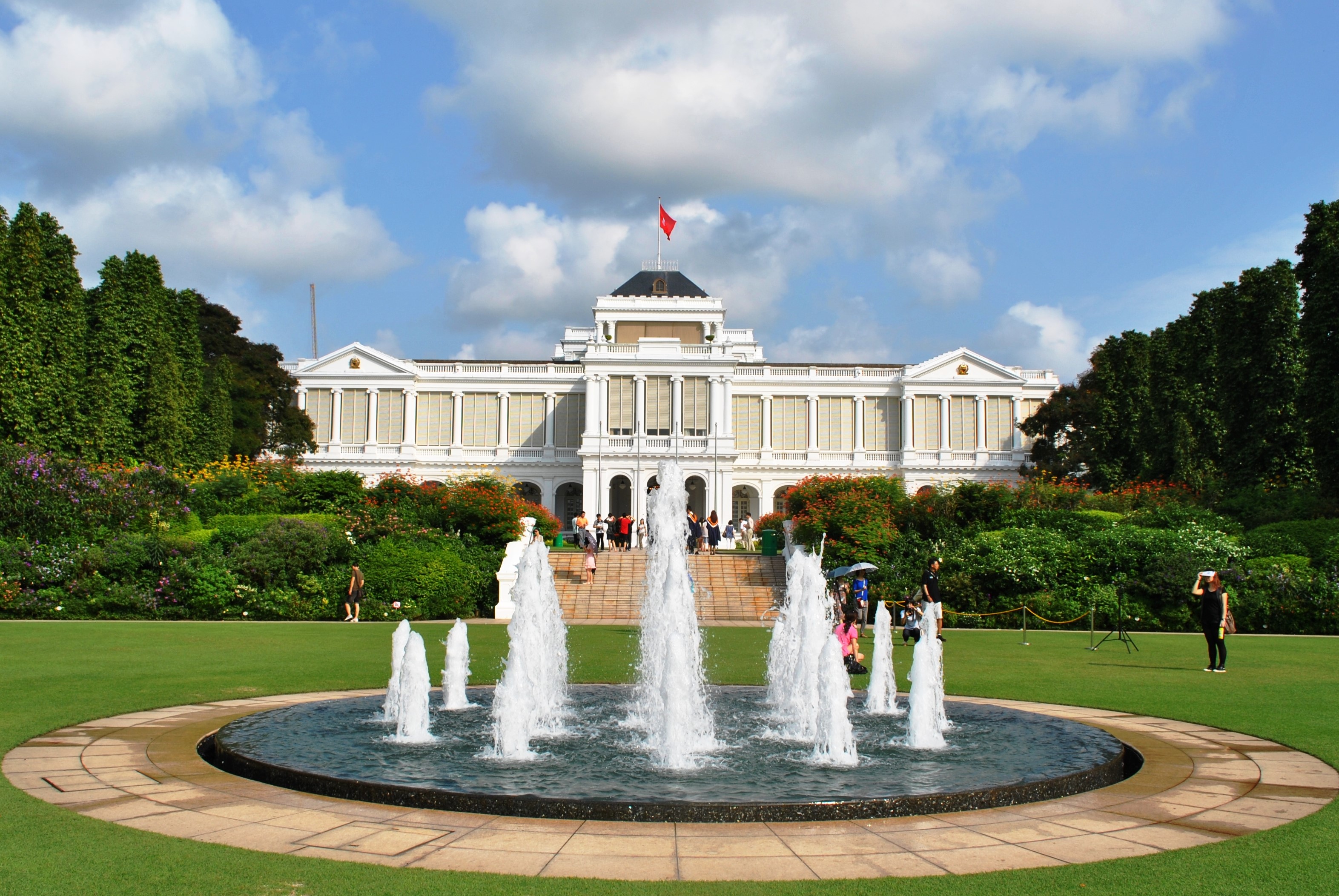 Istana adalah kediaman dan kantor resmi presiden, serta kantor kerja perdana menteri.