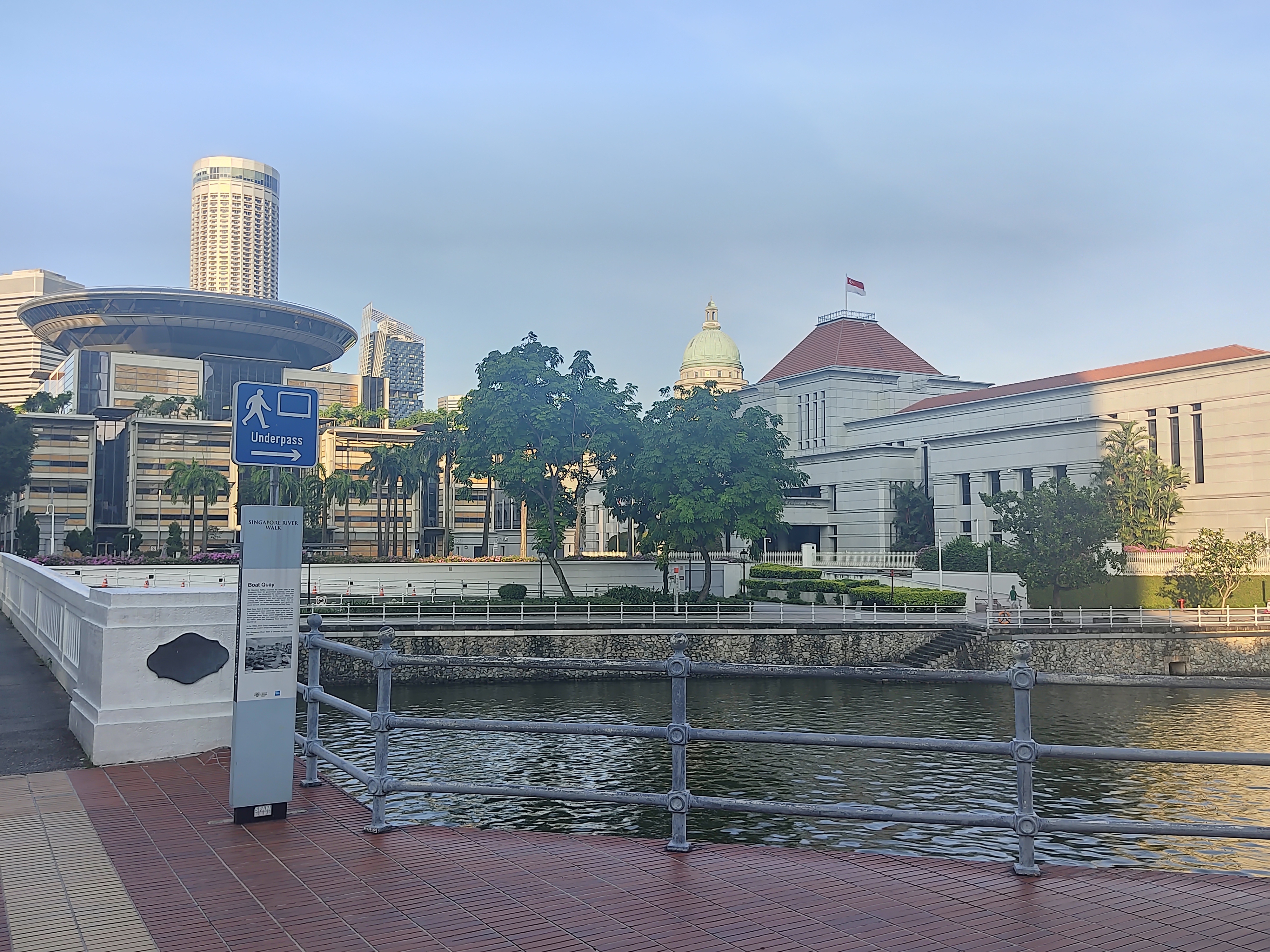 Mahkamah Agung (kiri) dan Gedung Parlemen (kanan) tempat Parlemen Singapura bersidang