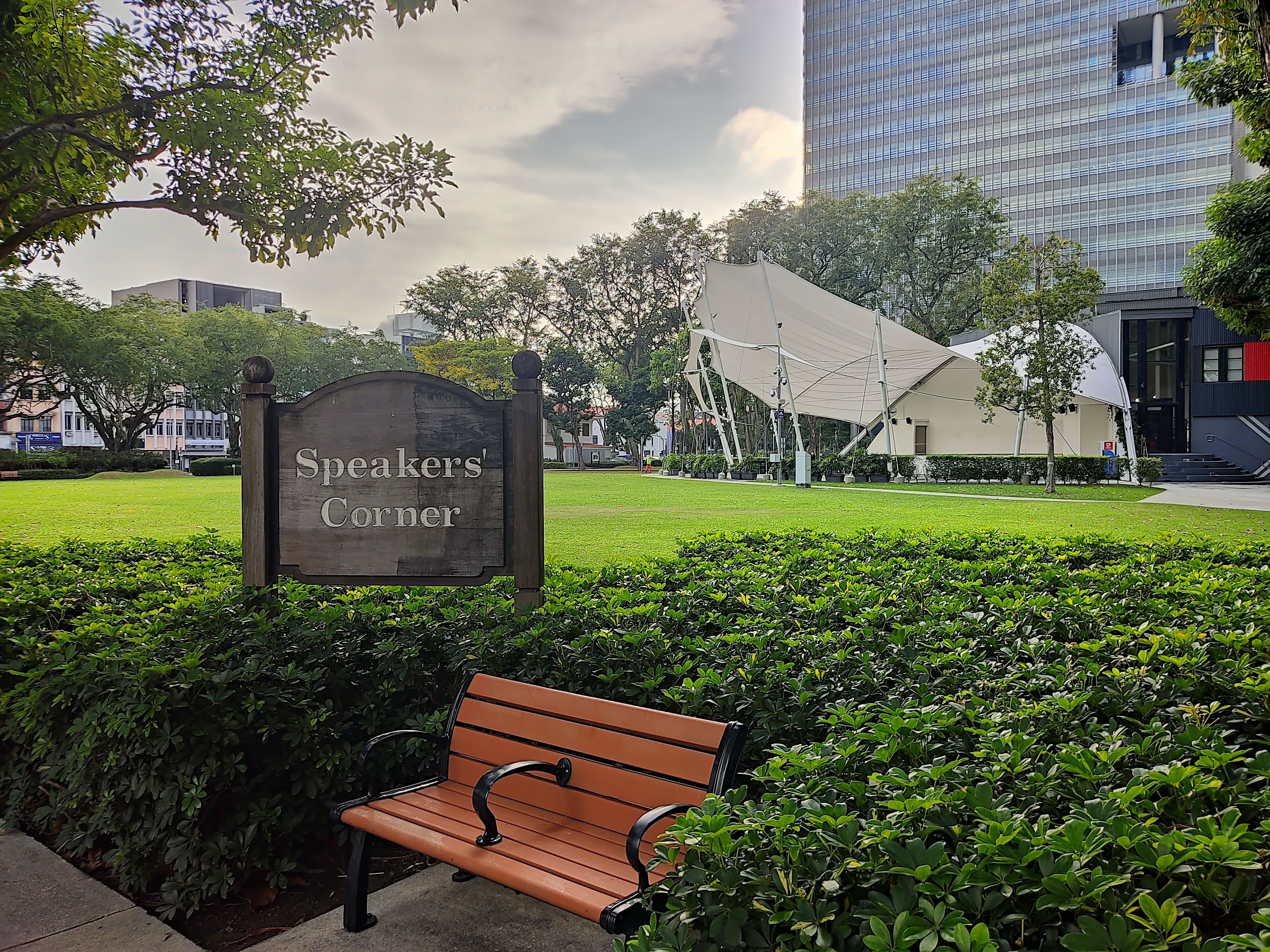 Speakers' Corner di Taman Hong Lim menyediakan area demonstrasi publik, yang sering dibatasi di bagian lain negara itu.