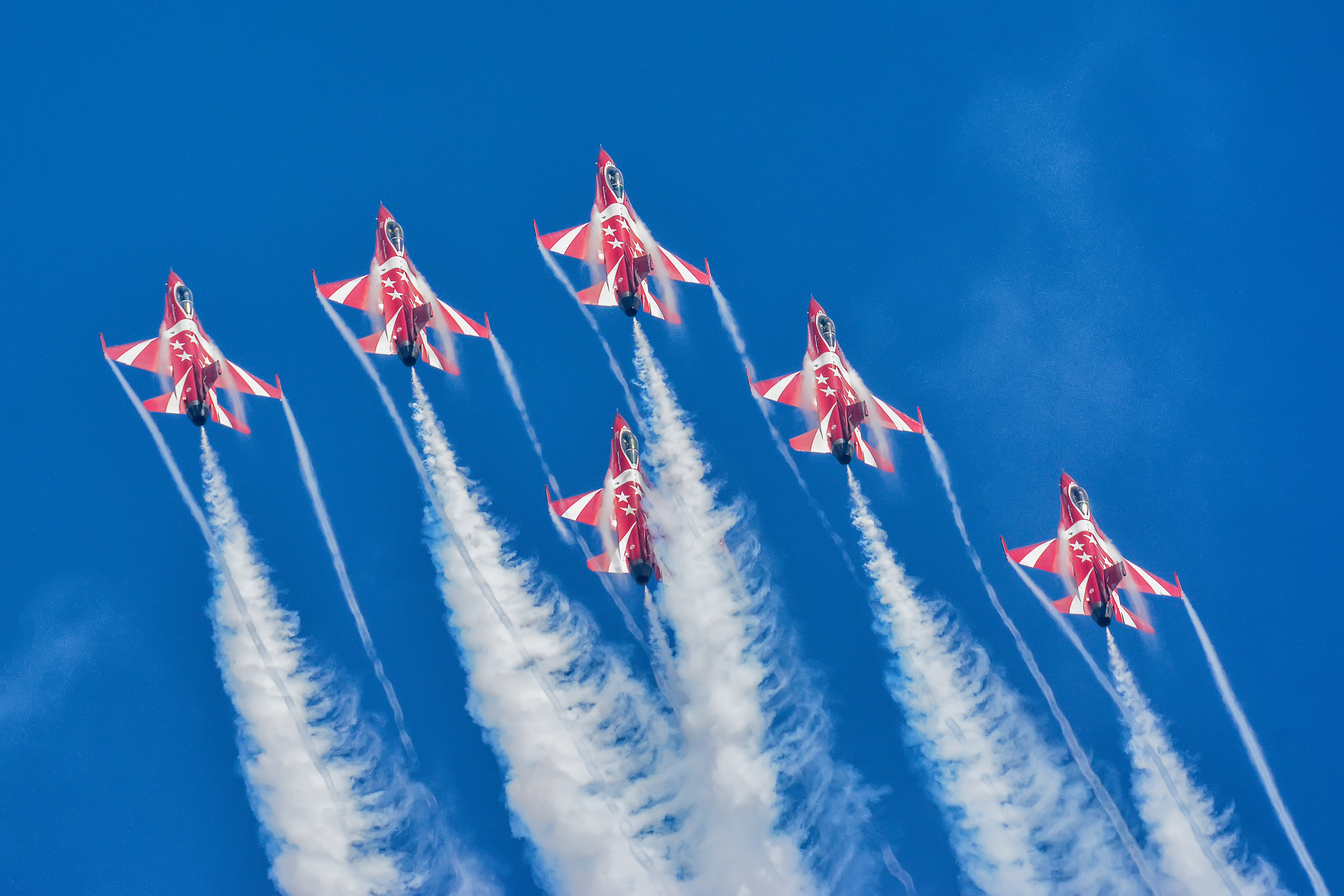 Angkatan Udara Republik Singapura Black Knights tampil di Singapore Air Show.